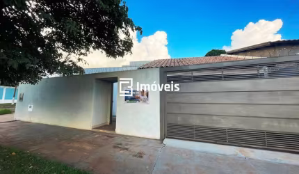 Casa de 03 quartos com suíte e garagem coberta.