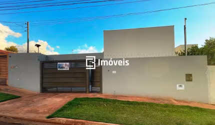 Casa de 03 quartos com suíte e garagem coberta.
