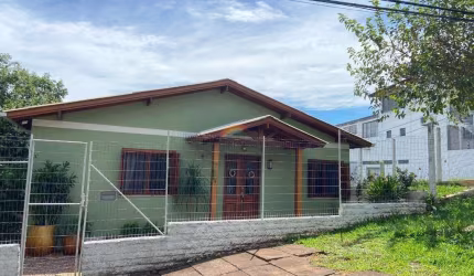 Casa Residencial com 3 dormitórios.