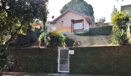 Casa COM PISCINA no Operário!