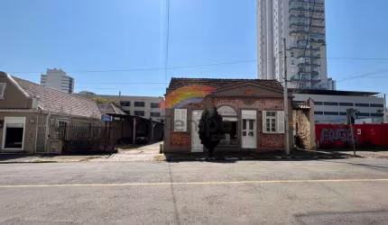 Amplo terreno no Centro de NH, com casa e estacionamento.
