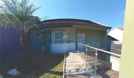 Casa a venda com três dormitórios