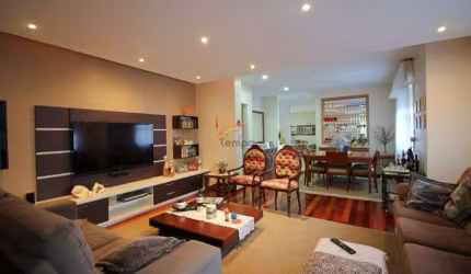 Bela casa semi mobiliada plana com 04 dormitórios, 355m² privativos e belo jardim em terreno com 806m² em Novo Hamburgo/RS.