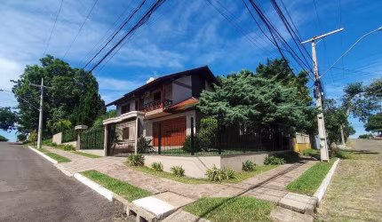 Ótima casa, semi mobiliada, 180,00m² construídos em terreno de 435,00m², 03 dormitórios, sendo 01 suíte, bairro Petrópolis, Novo Hamburgo-RS.