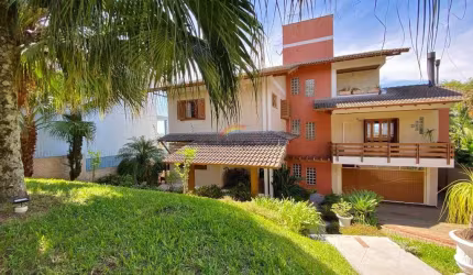 Casa em Terreno de 633m² (sendo 19m de frente), e 303m² de área construída distribuída em 03 níveis. Novo Hamburgo-RS