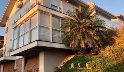 casa em condomínio, com 3 dormitórios sendo uma suíte, perto do Colégio Sinodal