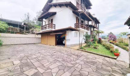 Linda casa mobiliada, com 526 metros quadrados, 5 quartos, sendo 1 suite, 4 banheiros