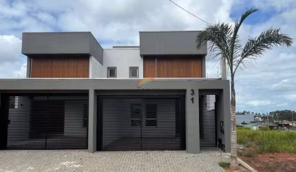 Sobrado novo com 194m² construídos, possui 3 dormitórios, sendo 1 suíte master, pátio e 2 vagas cobertas.