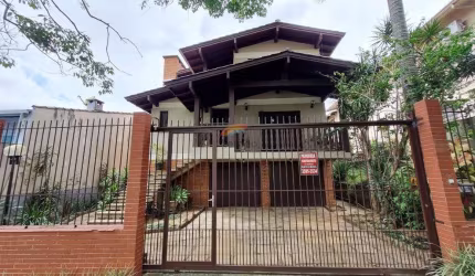 Casa com 4 dormitórios.