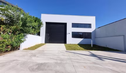 Prédio bem localizado e amplo.