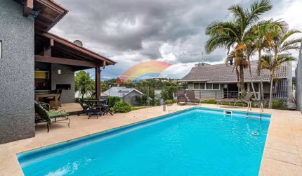 Casa à venda, 406 m² construídos, 3 dormitórios sendo 2 suítes, amplo pátio, piscina em Campo Bom/RS