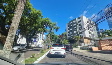 Muito Bem Localizado, Amplo apartamento 3 dormitórios(1 suíte), semimobiliado, 1 vaga de garagem