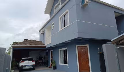 Localização: Uberaba, Curitiba  Condomínio fechado com entrada privativa e portão exclusivo