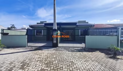 Casa à Venda com 03 Dormitórios e Amplo Quintal PR