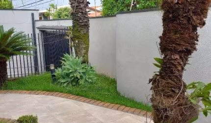 LINDA CASA COM PISCINA E LOCALIZAÇÃO PRIVILEGIADA
