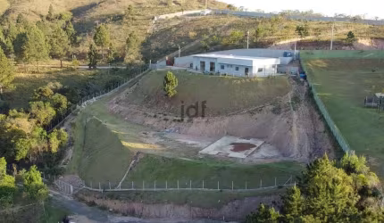 Chácara com 6.400 m2 , casa nova com 236 m2 de área construída com projeto moderno, uma vista fantástica para o verde!ro