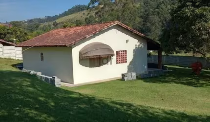 Chácara em Mairinque com espaço amplo de 1900m² e casa aconchegante de 100m²!