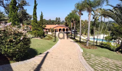 Chácara com 24.000 m2 de terreno, aproximadamente 1.000 m2 de área construída, recém reformada
