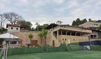 Chácara com bastante área construída