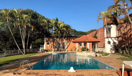 Sítio com 35.000m² na cidade de Boituva, casa com 500m², lagos, Piscina em alvenaria com espaço seco ( barzinho), Espaço gourmet amplo e fechado o que favorece nos dias de inverno com churrasqueira e 