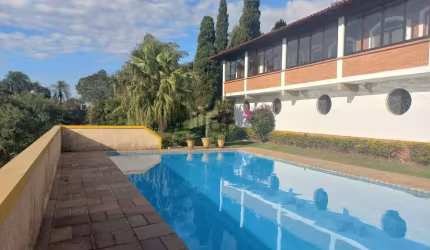 Chácara com estilo colonial com 5775 m2 de terreno em condominio