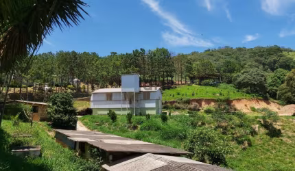 Sítio com granja de codornas formada