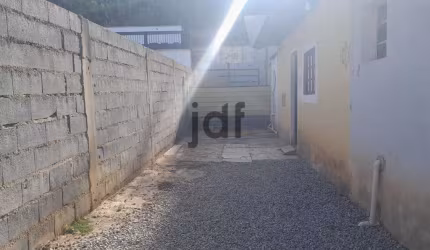 Casa Padrão na beira da pista