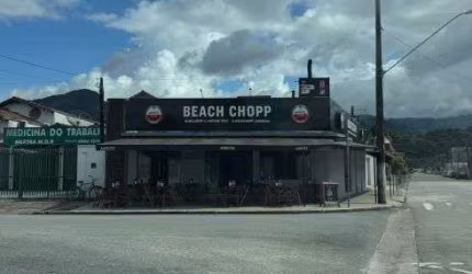 Prédio comercial de esquina.