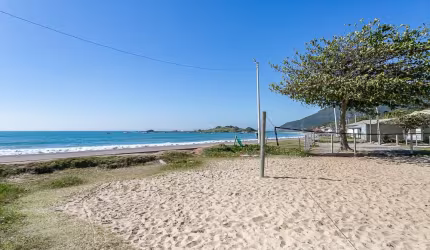 Alugo anual lindo Studio em frente a praia da Armação