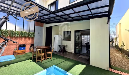 Sobrado com Piscina e Espaço Aconchegante de Fundos, 130 m², Itacolomi - Balneário Piçarras - SC