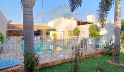 Casa para Venda em Cândido Mota, Centro, 3 dormitórios, 1 suíte, 2 banheiros, 3 vagas