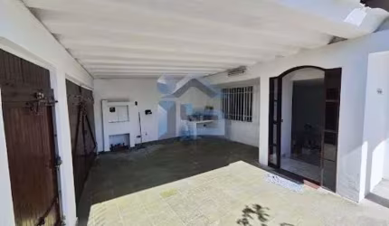 MAGNIFICA CASA TÉRREA NA REGIÃO DE VELEIROS.