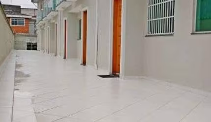 Casa estilo sobrado em condomínio fechado novo de 9 casas com garagem subterrâne