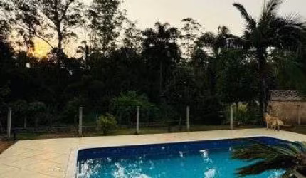 Encante-se com esta magnífica casa térrea no exclusivo condomínio Fazenda da Ilha