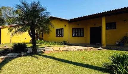 Apresento uma magnífica residência situada no exclusivo Condomínio Fazenda da Ilha- Embu Guaçu-SP
