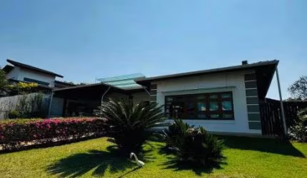 Espetacular casa térrea de alto padrão localizada no renomado Condomínio Fazenda da ilha