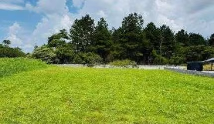 TERRENO PLANO COM UMA LOCALIZAÇÃO EXTRAORDINÁRIA DENTRO DO CONDOMÍNIO.
