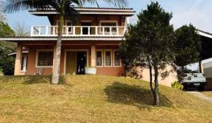 Apresentamos uma casa espetacular no prestigiado condomínio Fazenda da Ilha