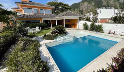 Casa em Frente a Praia de Itacoatiara com 07 Suítes, Elevador, Piscina e Quintal