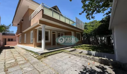 Casa em Itacoatiara com 05 Quartos há Pouquíssimos Passos da Praia!
