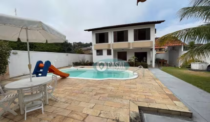Casa em Camboinhas com 03 Quartos, Piscina, Churrasqueira e Ótimo Quintal.
