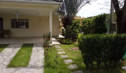 Casa Linear em Condomínio com 03 Quartos, Piscina e Churrasqueira!