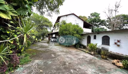 02 Casas em Terreno de 1.885 m² com Piscina, Churrasqueira e Quintalzão!
