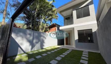 Casa no Bairro Peixoto em Itaipu com 04 Quartos, Quintal com Área Livre e Placas Fotovoltaica.
