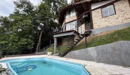 Casa em Condomínio com 04 Quartos, Piscina e Churrasqueira em Itaipu