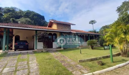 Casa com 03 Quartos, Piscina e Churrasqueira em Várzea das Moças.