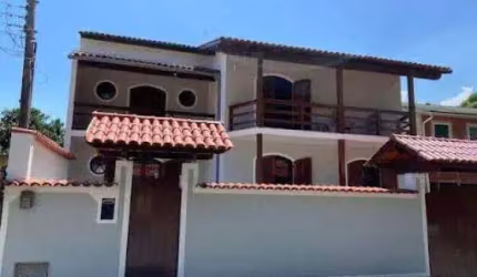 Casa com 04 Quartos, Piscina e Churrasqueira em Itaipu