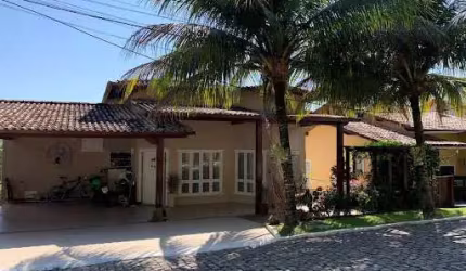 Casa em Condomínio com 04 Quartos, Piscina, Sauna e Churrasqueira em Itaipu