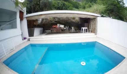 Casa em Condomínio com 04 Quartos com Piscina e Churrasqueira.