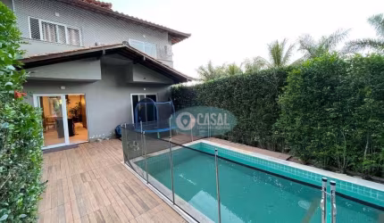 Casa em Condomínio com 04 Suítes, Quintal e Piscina em Itaipu.